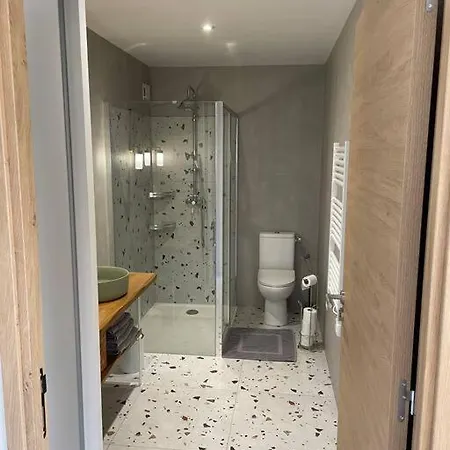 T2 Très Bien équipé Vue Et Au Calme