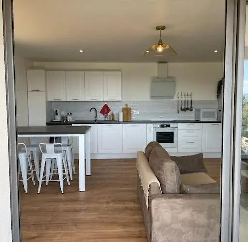 T2 Très Bien équipé Vue Et Au Calme *